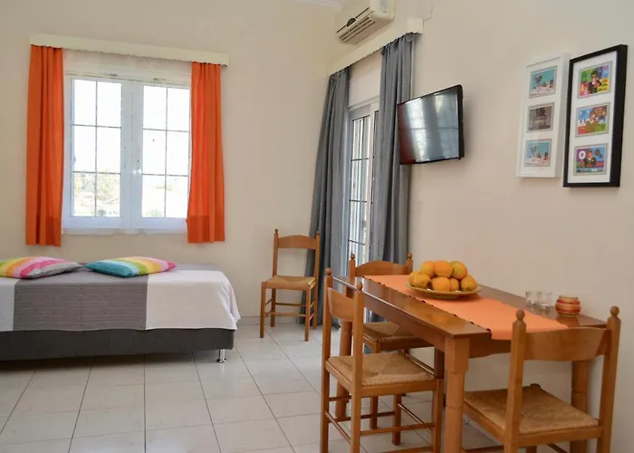 Troumpas Family & 招待所 3*