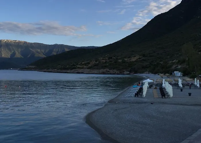 Troumpas Family & 招待所